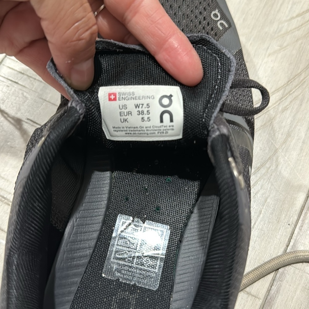 Gently used sneaker - Picture 7 of 8